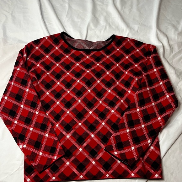 Adrienne Vittadini Red and Black Plaid Top with matching wristlet - Picture 2 of 6